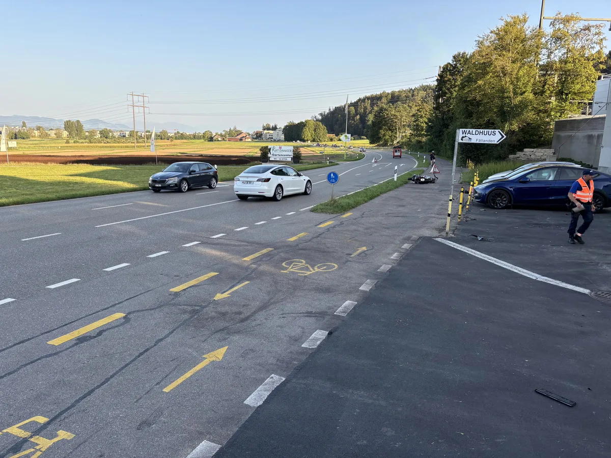 Die Unfallstelle auf der Dübendorfstrasse in Fällanden.